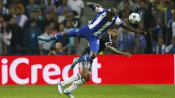 Bek Porto, Bruno Martins Indi (kiri) berubut bola udara dengan penyerang Chelsea, Kenedy pada laga Liga Champions di Stadion Dragao, Portugal Rabu (30/9/2015). Porto Menang atas Chelsea dengan skor 2-1. (Reuters/Rafael Marchante)