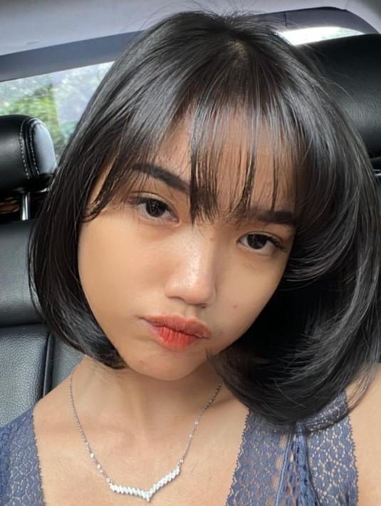 Dari semasa sekolah hingga terjun di dunia hiburan, gaya poni Fuji tidak pernah berubah. Mau panjang atau pendek rambut perempuan 19 tahun ini tetap konsisten dengan berponi. Dengan rambut model bob ini, ia disebut mirip dengan mendiang Vanessa Angel. (Liputan6.com/IG/@fuji_an)