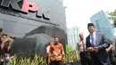 Gubernur Jambi, Fachrori Umar (peci) tiba di gedung KPK, Jakarta, Rabu (20/2). KPK menerima kunjungan kepala daerah yang baru dilantik untuk beraudiensi mengenai upaya pencegahan korupsi melalui program koordinasi dan supervisi. (Merdeka.com/Dwi Narwoko)