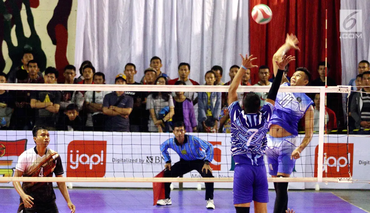 Tim Voli TNI AL saat bertanding melawan tim PBVAD pada final turnamen Danjen Kopassus Open Volleyball Tournament di GOR Nanggala, Jakarta. Minggu (08/4). Tim TNI AL memenangkan set keempat 25-19 atas tim PBVAD.  (Liputan6.com/Johan Tallo)