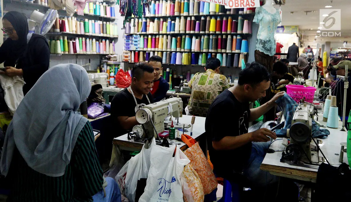 Pemandangan saat para penjahit menjahit baju pesanan di Pasar Mayestik, Jakarta Selatan, Senin (11/6). Para penjahit mengaku kebanjiran order sejak pertengahan Ramadan hingga jelang Lebaran. (Liputan6.com/JohanTallo)