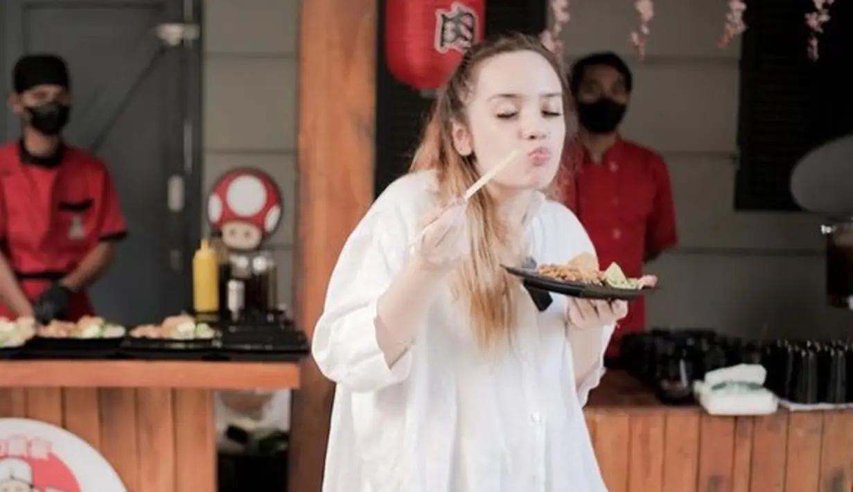 Putri Anne memilih mengikat setengah rambut pirangnya. Tampak ia pun tidak mengenakan aksesori.  [@anneofficial1990]