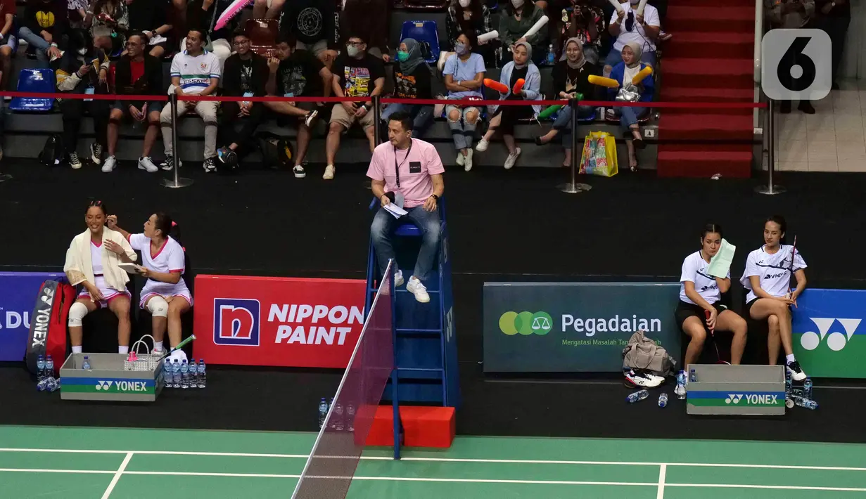 Hesti Purwadinata/Erika Carlina (kiri) dan Raisa/Anya Geraldine (kanan) beristirahat saat pertandingan ganda putri acara Vindes Sport bertajuk Tepok Bulu 2022 di Mahaka Square, Jakarta, Minggu (3/7/2022). Hesti Purwadinata/Erika Carlina mengalahkan Raisa/Anya Geraldine dua set langsung dengan skor 22-20 dan 21-15. (Liputan6.com/Herman Zakharia)
