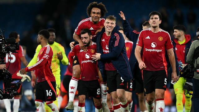 Selebrasi Manchester United usai mempermalukan Manchester City 2-1