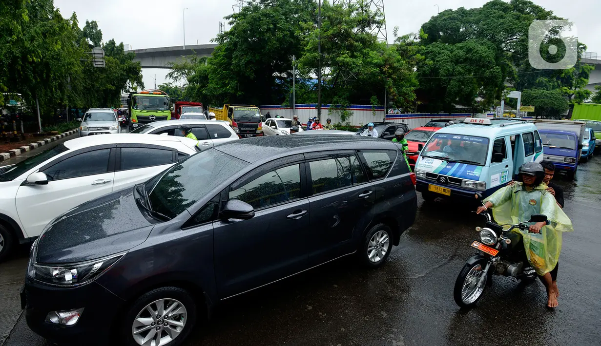 Kondisi lalu lintas di kawasan Cawang-Uki, Jalan DI Panjaitan, Jakarta, Selasa (25/2/2020). Hujan yang mengguyur Jakarta sejak dini hari tadi membuat kawasan tersebut terendam banjir sekitar satu meter. (merdeka.com/Imam Buhori)