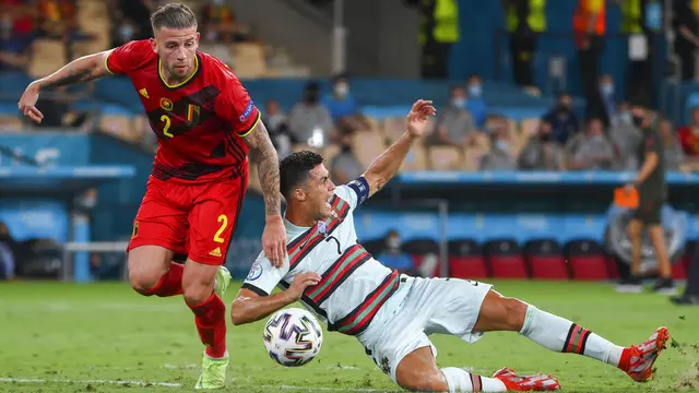 Foto Piala Eropa: Kecewa Berat Portugal Tersingkir dari Euro 2020, Cristiano Ronaldo Banting Ban Kapten