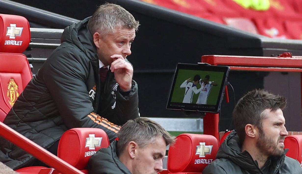 Pelatih Manchester United, Ole Gunnar Solskjaer, tampak lesu usai penyerang Tottenham Hotspur, Son Heung-min membobol gawang anak asuhnya pada laga Liga Inggris di Stadion Old Trafford, Minggu (4/10/2020). Tottenham menang dengan skor 6-1. (Carl Recine/Pool via AP)
