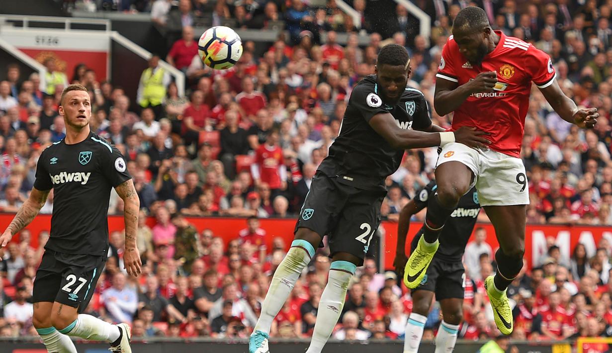 Striker Manchester United, Romelu Lukaku, duel udara saat melawan West Ham  pada laga Premier League di Stadion Old Trafford, Manchester, Minggu (13/8/2017). Manchester United menang 4-0 atas West Ham. (AFP/Oli Scarff)