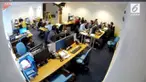 Pekerja konstruksi jatuh dari langit-langit ruangan kantor. Beruntung ia selamat dan ditolong oleh karyawan yang berada di ruangan.