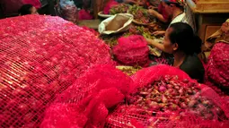 T umpukan karung bawang merah di Pasar Induk sayur dan buah, Kramat Jati, Jakarta, Jumat, (13/3/2015). Harga bawang merah di sejumlah pasar menembus Rp 30 ribu per kg atau mengalami kenaikan Rp 2000-5000/kg. (Liputan6.com/Yoppy Renato)