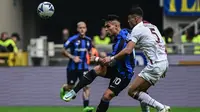 Penyerang Inter Milan, Lautaro Martinez, mendapatkan pengawalan dari bek Salernitana, Flavius Daniliuc pada pertandingan Serie A yang digelar di Giuseppe Meazza, Minggu (16/10/2022) malam WIB. (AFP/Miguel Medina)