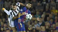 Bek Juventus, Andrea Barzagli, berebut bola dengan striker Barcelona, Luis Suarez, pada laga Liga Champions di Stadion Camp Nou, Katalonia, Selasa (12/9/2012). Barcelona menang 3-0 atas Juventus. (AFP/Lluis Gene)