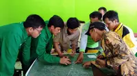 Para peneliti muda berdiskusi tentang pemetaan lahan di Desa Mekar Jaya Kabupaten Banyuasin Sumsel (Dok. Humas ICRAF / Nefri Inge)
