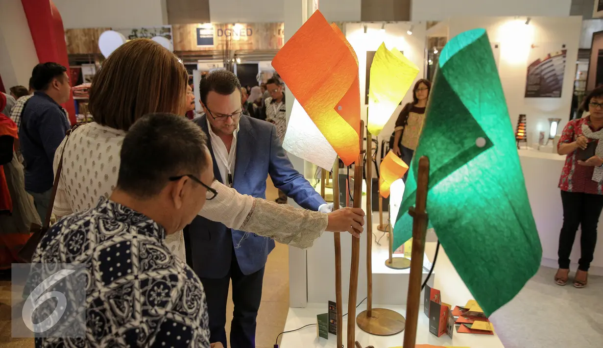 Pengunjung melihat produk-produk yang di pamerkan saat Trade Expo Indonesia 2015 di Jakarta, Rabu (21/10/2015). Pameran menghadirkan usaha skala mikro, kecil, menengah hingga besar, pameran berlangsung dari 21-25 Oktober 2015. (Liputan6.com/Faizal Fanani)