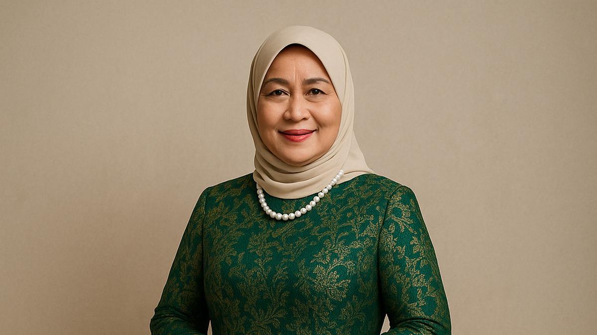7 Gamis Brokat Warna Bold yang Tetap Classy untuk Ibu-ibu agar Tampak Lebih Muda di 2025