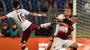 Pemain AS Roma, Radja Nainggolan, berebut bola dengan dua pemain Torino pada pertandingan Serie A di Stadion Olimpico, Roma, Kamis (21/4/2016) dini hari WIB. (AFP/Gabriel Bouys)