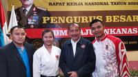 Ketua Jenderal Purnawirawan Badrodin Haiti bersama dua atlet karate nasional (ist)