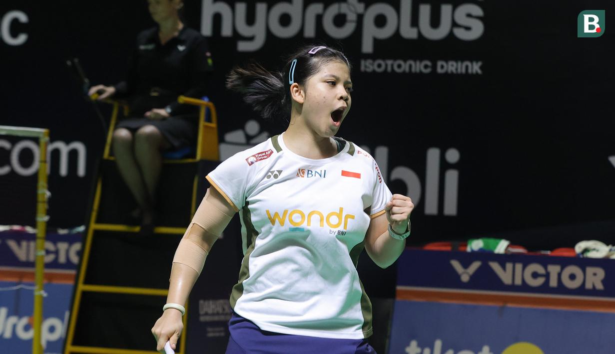 Felisha Pasaribu melakukan selebrasi usai mendapatkan poin saat bertanding pada babak 32 besar Indonesia Masters 2026 melawan wakil Denmark di Istora Senayan, Jakarta, Rabu (21/1/2026) siang. (Bola.com/Abdul Aziz)