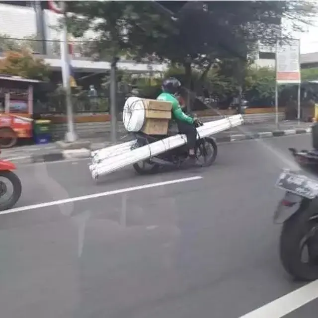 6 Potret Nyeleneh Bawa Pipa Panjang Pakai Motor, Bikin Pengendara Susah Lewat