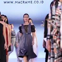 Deretan koleksi local brands yang terinspirasi dari latest fashion trend hadir di Fashion Nation 2018. (Sumber foto: Daniel Kampua/Bintang.com)