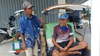 Dua orang tukang becak yang tengah mengkal di Mamuju kesulitan untuk mendapatkan penumpang (Liputan6.com/Abdul Rajab Umar)