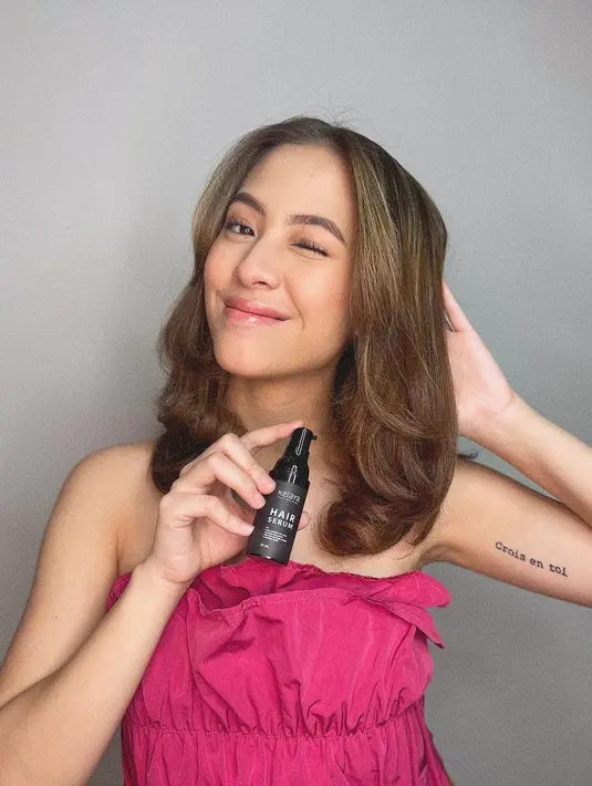 Tampilan minimalis dengan strapless yang memiliki aksen serut dan kerut. [@zaraadhsty]