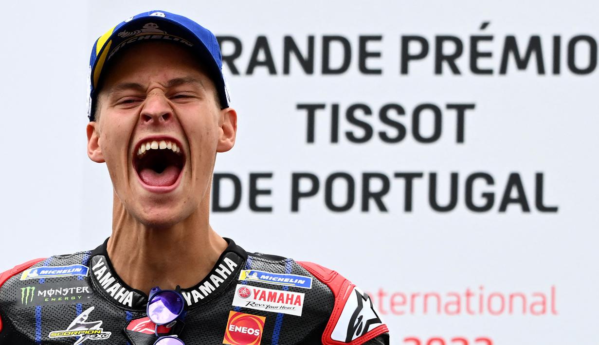 <p>Tampil pada seri kelima MotoGP Portugal di Sirkuit Portimao hari Minggu (24/04/2022), pembalap Yamaha, Fabio Quartararo sukses meraih kemenangan perdana dan naik podium teratas. (AFP/Gabriel Bouys)</p>