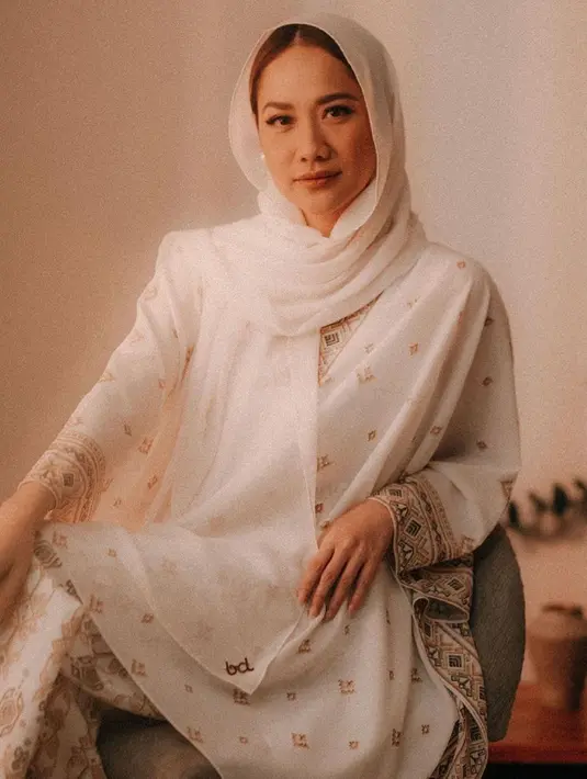 Kecantikan wanita 39 tahun ini saat pakai kerudung membuat banyak orang terpesona. Bunga Citra Lestari dengan kerudung putih yang menutupi sebagian besar rambutnya, tampak begitu tenang dan manis.(Liputan6.com/IG/@bclsinclair)