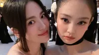 Song Hye Kyo dan Jennie Blackpink di Met Gala 2023. (Instagram/ jinyoungzooo)