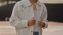 Gemini terlihat kece dengan paduan kaus putih dengan tweed jacket putih dan celana jeans [Chanel]