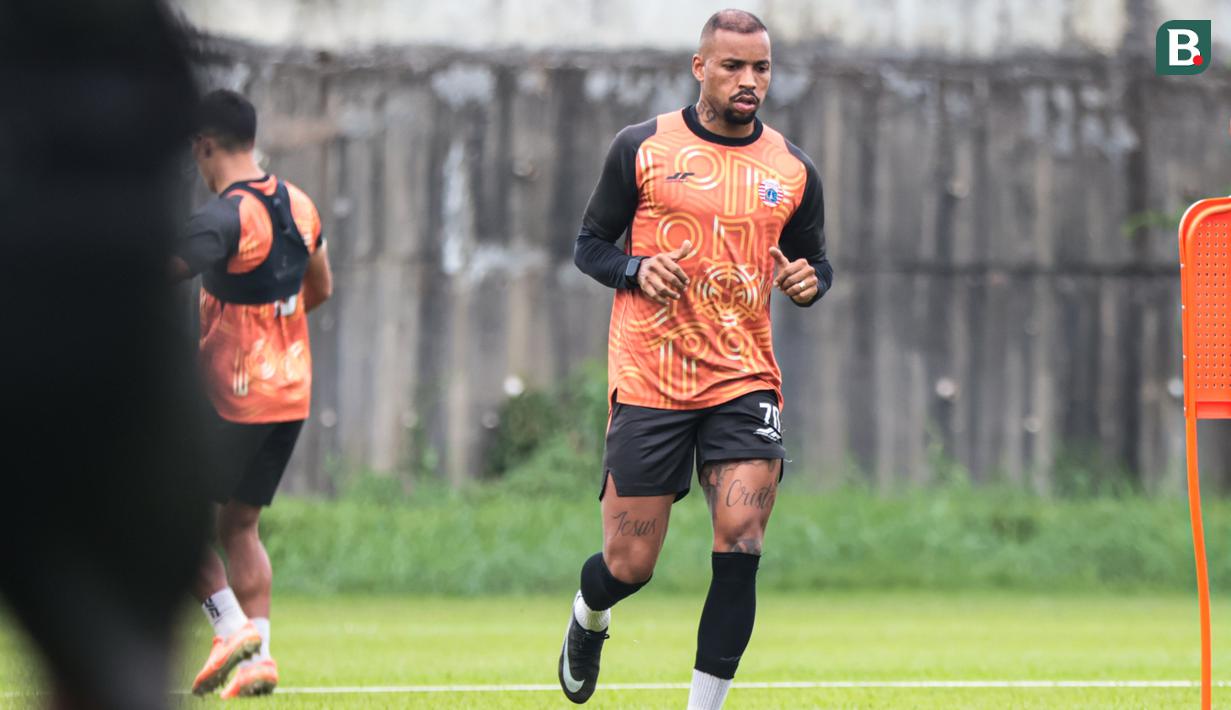 Gustavo Almeida tampak serius pada sesi latihan i Persija Training Ground, Depok, pada Senin (2/2/2026) sore WIB sebagai persiapan untuk melawan Arema FC. (Bola.com/Nur Iman Ali)