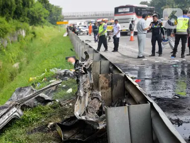 Suasana lokasi kejadian kecelakaan tabrakan maut di Tol Jakarta-Cikampek Km 58, Senin (8/4/2024). (Liputan6.com/Herman Zakharia)