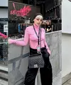 Glamor dan nyentrik, bisa tiru gaya Vira Tandia saat nonton konser BLACKPINK dengan memadukan oversized blazer, celana pendek, boots, dan turban serba hitam. Tambahkan sarung tangan pink dan hand bag silver sebagai statement.  [@viratandia].