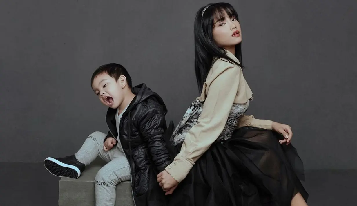 Beginilah hasil pemotretan terbaru Fuji bersama Gala Sky yang diabadikan oleh fotografer kondang Mario Ardi. Menjalani photoshoot di dalam studio, Fuji dan Gala menunjukkan kekompakan mereka yang menggemaskan di depan kamera. (Liputan6.com/IG/@fuji_an)
