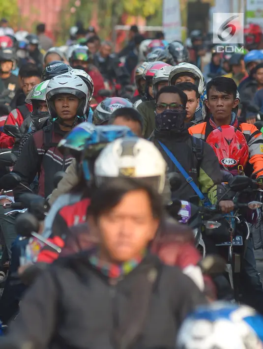 Pemudik sepeda motor gratis mengantre naik kapal di Pelabuhan Tanjung Priok, Jakarta, Rabu (13/6). Pada program mudik gratis ke Semarang ini kuota penumpang yang berangkat sebanyak 11.938 pemudik dan 5.555 motor. (Merdeka.com/Imam Buhori)