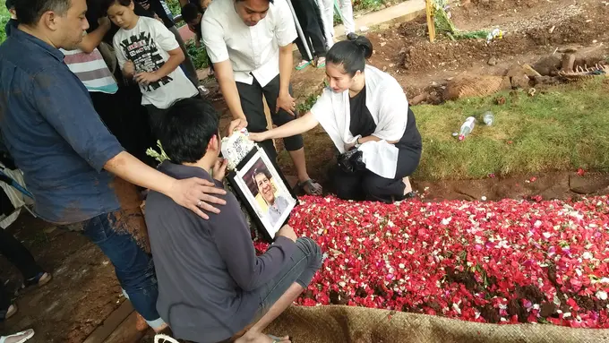 Pemakamn Ayah Novita Angie