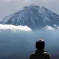 Seorang turis melihat Gunung Fuji dari Fujikawaguchiko, Prefektur Yamanashi, Jepang (1/11). Gunung Fuji adalah gunung tertinggi di Jepang, terletak di perbatasan Prefektur Shizuoka dan Yamanashi, di sebelah barat Tokyo. (AFP Photo/Behrouz Mehri)