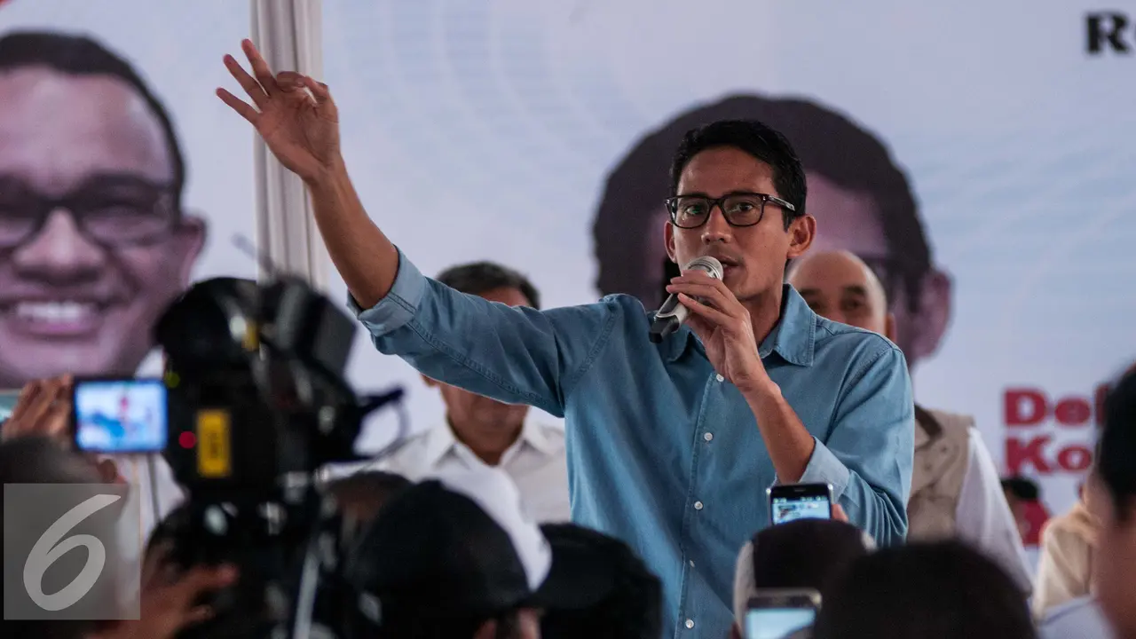 Sapa Warga Kebayoran Lama, Sandiaga Uno Pijit Relawan