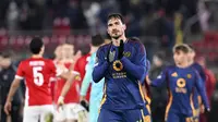 Bek AS Roma Mats Hummels saat menerima kartu merah pada laga leg kedua babak 16 besar Liga Europa 2024/2025 melawan Bilbao. (JOHN THYS / AFP)