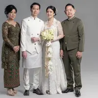 Demikian pula Nia Auw yang mengenakan kebaya brokat kerah sabrina warna hijau army. Sementara sang suami kenakan beskap senada seperti Harry,