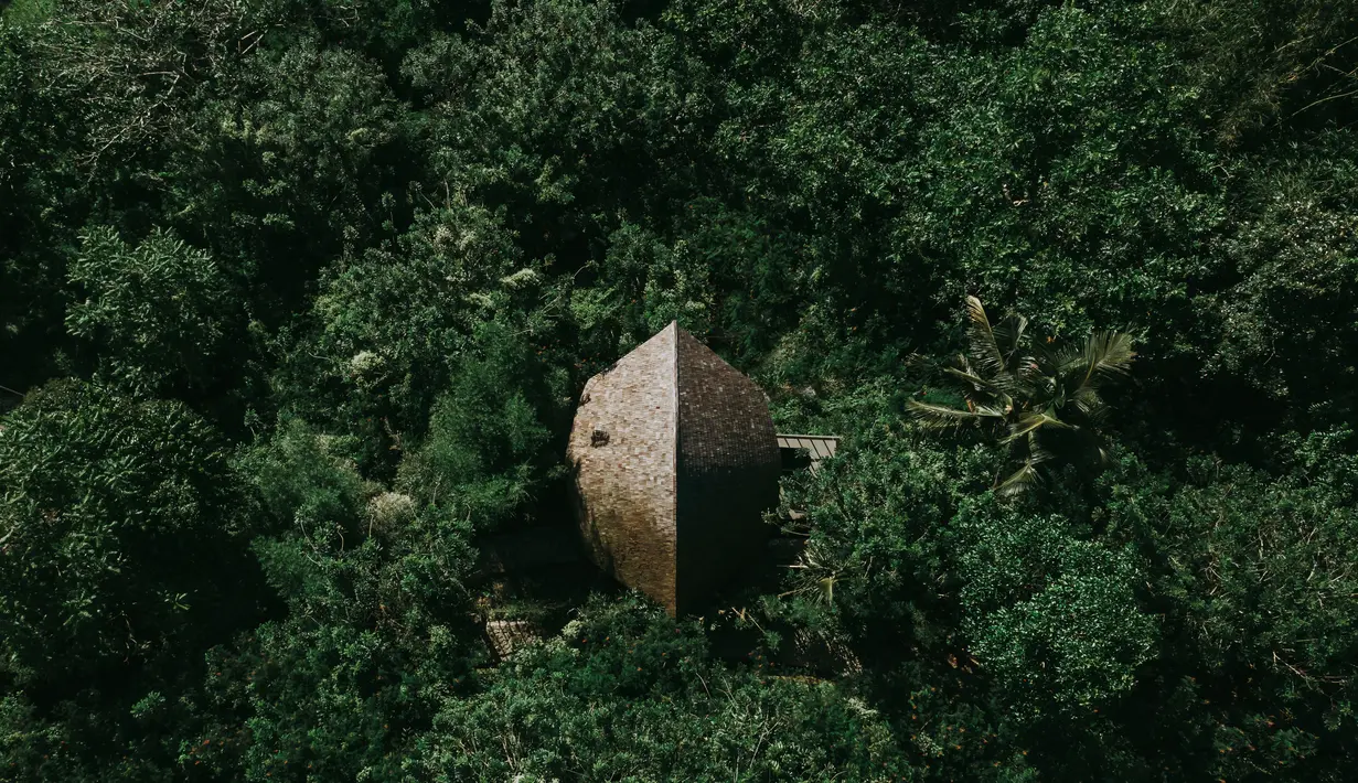 Resor Buahan menggunakan konsep dan filososi desain tanpa dinding, tanpa pintu yang mencerminkan keahlian agro, agama, buaya, dan pengrajin dari gaya hidup lokal Bali.