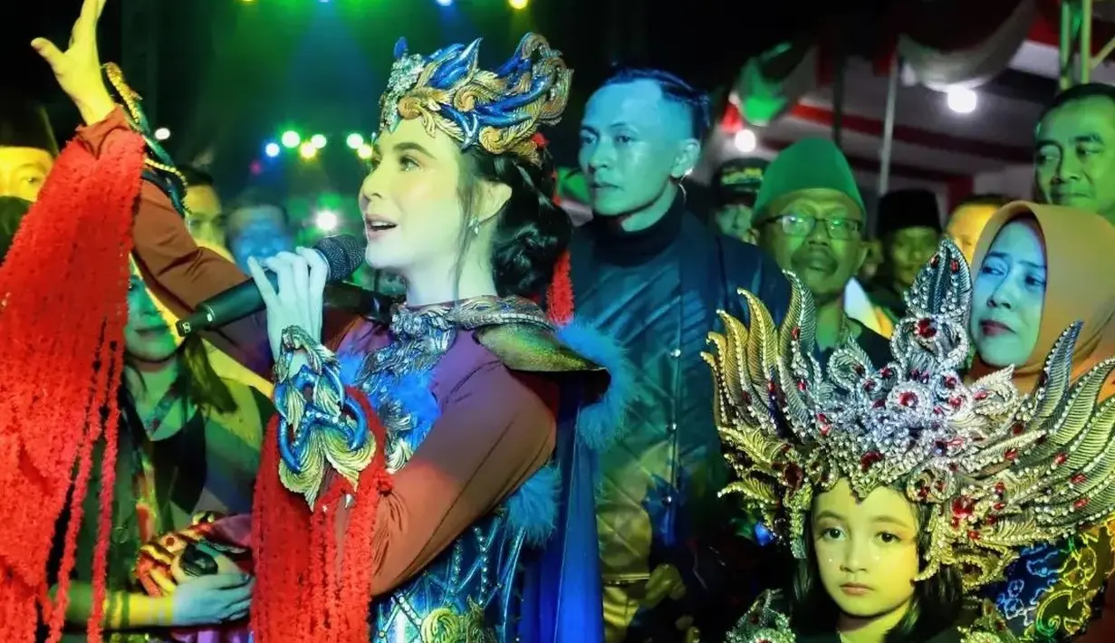 "Selamat malam, hari ini semuanya semangat? Terima kasih Bapak Bupati Malang dan Ibu, serta terima kasih kepada semua warga yang ada di Gondang Legi. Boleh saya dengar suaranya," kata Arumi menyapa ribuan yang hadir. [dok. Instagram/prokopimkabmalang]