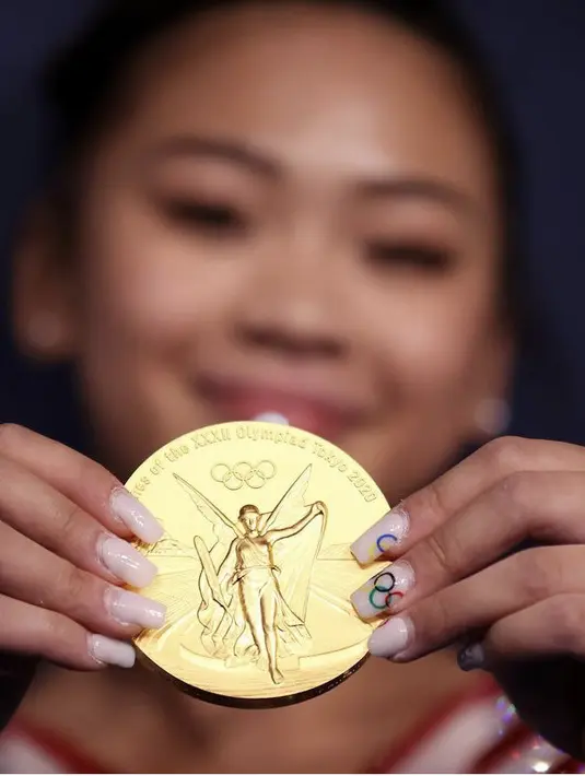 Sunisa Lee atlet gymnastics peraih medali emas pun mengenakan nail atlet bertemakan Olimpiade. Dok. Instagram @Sunisalee