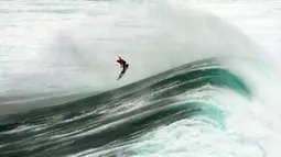 Nazare Big Wave Challenge adalah perlombaan gelombang setinggi 30 hingga 40 kaki yang terkenal di dunia. (AP Photo/Armando Franca)