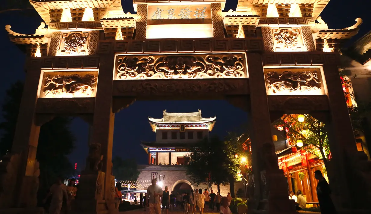 Orang-orang menikmati tur malam hari menyusuri kota kuno Jimo di Qingdao, Provinsi Shandong, China timur, pada 25 Juli 2020. (Xinhua/Liang Xiaopeng)