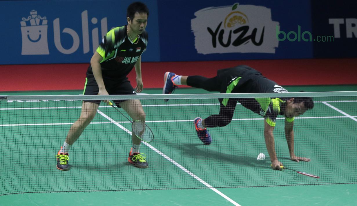 Hendra Setiawan/Mohammad Ahsan saat melawan Kevin Sanjaya/Marcus Gideon pada babak pertama Indonesia Open 2018 di Istora Senayan, Jakarta, (4/6/2018). Kevin/Marcus menang 21-16 18-21 21-10.  (Bola.com/Nick Hanoatubun)