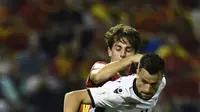 Álvaro Odriozola (belakang) debut bersama timnas senior Spanyol dalam laga melawan Albania, pada 6 Oktober 2017. (AFP / JOSE JORDAN)