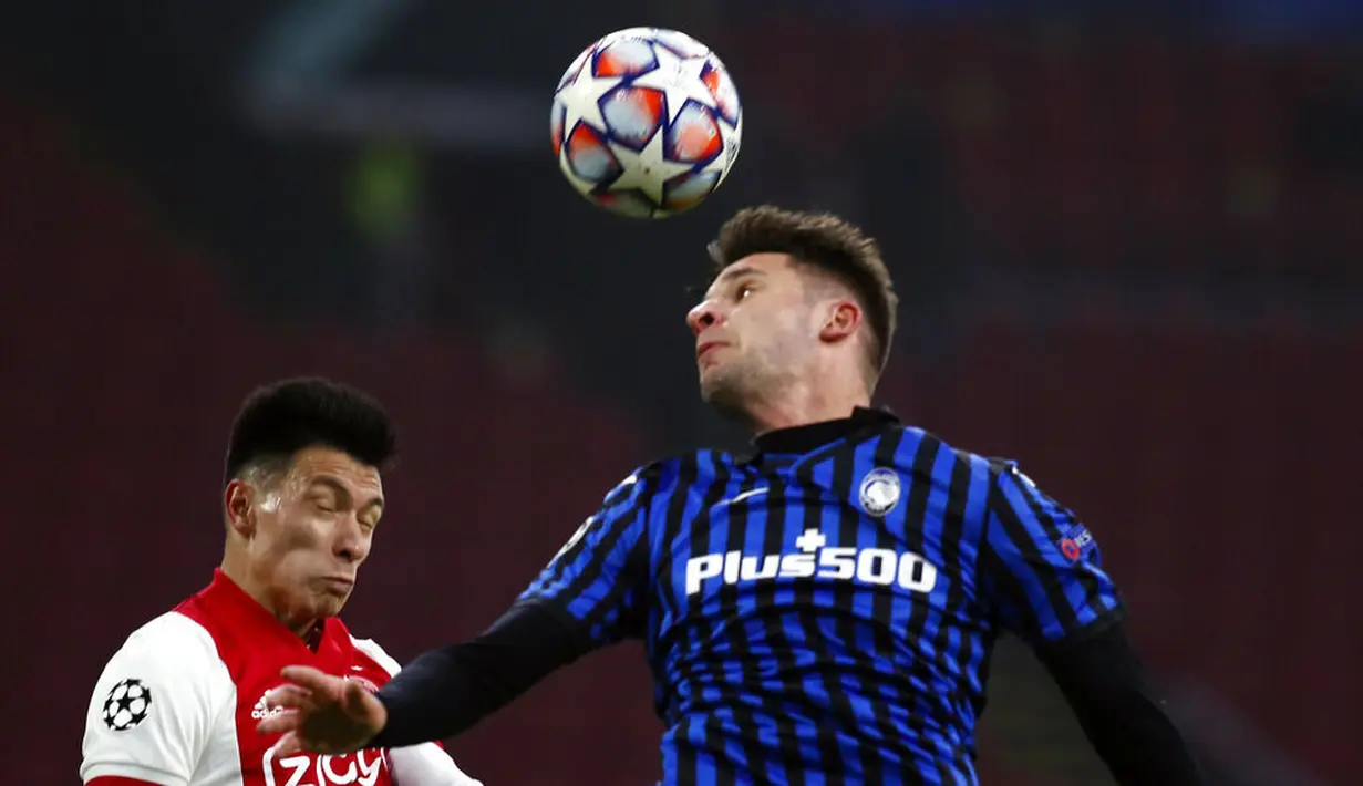 Pemain Ajax Amsterdam, Lisandro Martinez, duel udara dengan pemain Atalanta, Berat Djimsiti, pada laga Liga Champions di Stadion Johan Cruyff ArenA, Kamis (10/12/2020). Atalanta menang dengan skor 1-0. (AP/Peter Dejong)