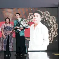 Wilsen Willim menerima Anugerah Wastra [Dok/KLY/Adhib].