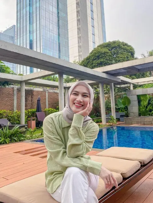Selain warna broken white, baju hijau mint juga cocok dipadukan dengan hijab warna light grey.  (Instagram/melodylaksani92).
